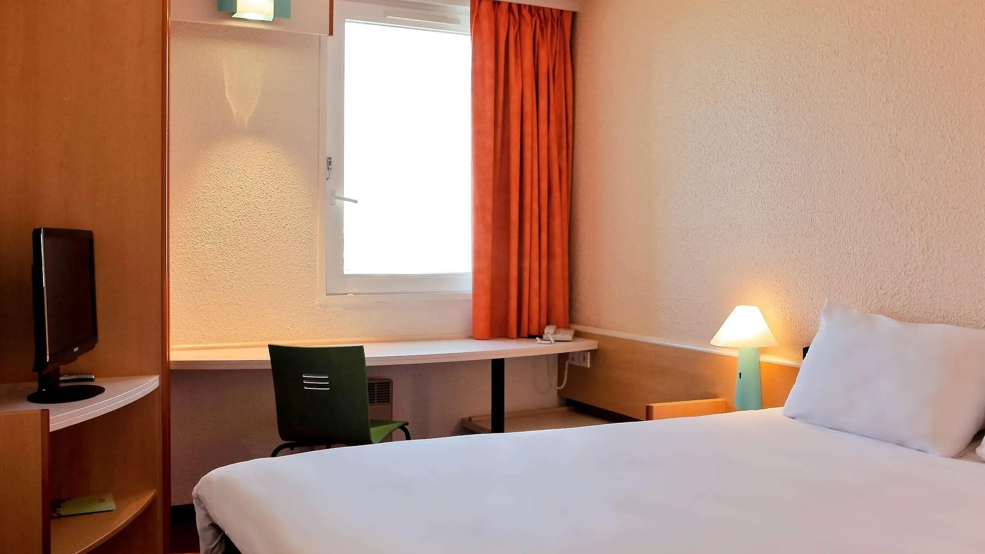 Ibis Lyon Est Bron Hotel