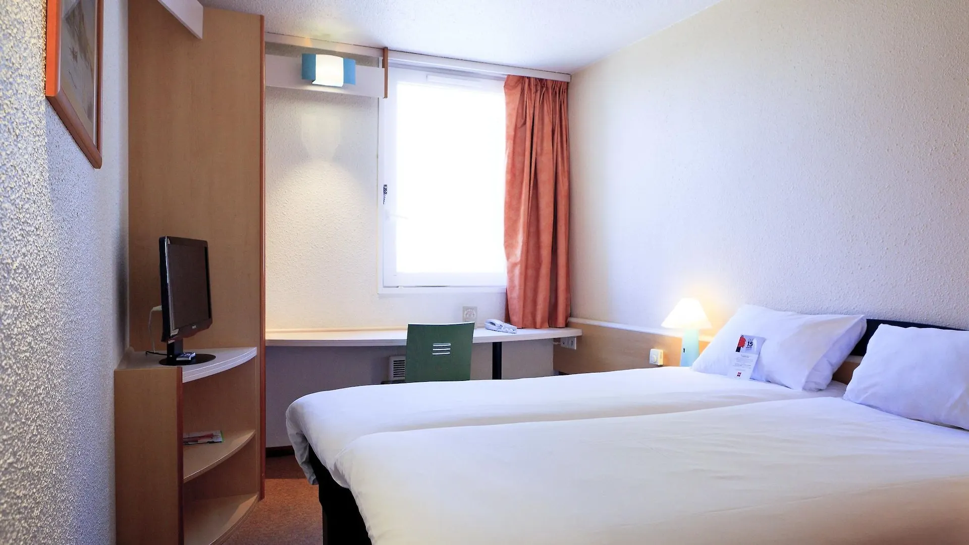 Ibis Lyon Est Bron Hotel 3*,