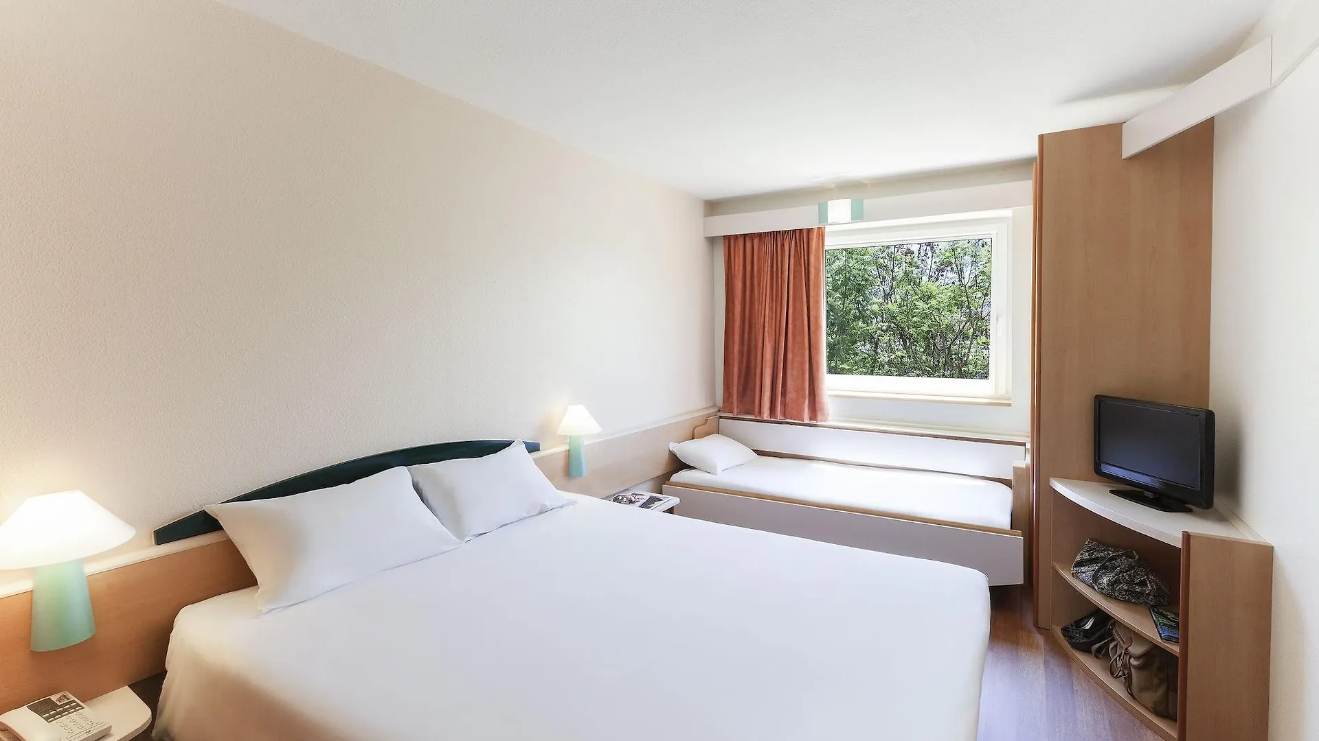 Ibis Lyon Est Bron Hotel