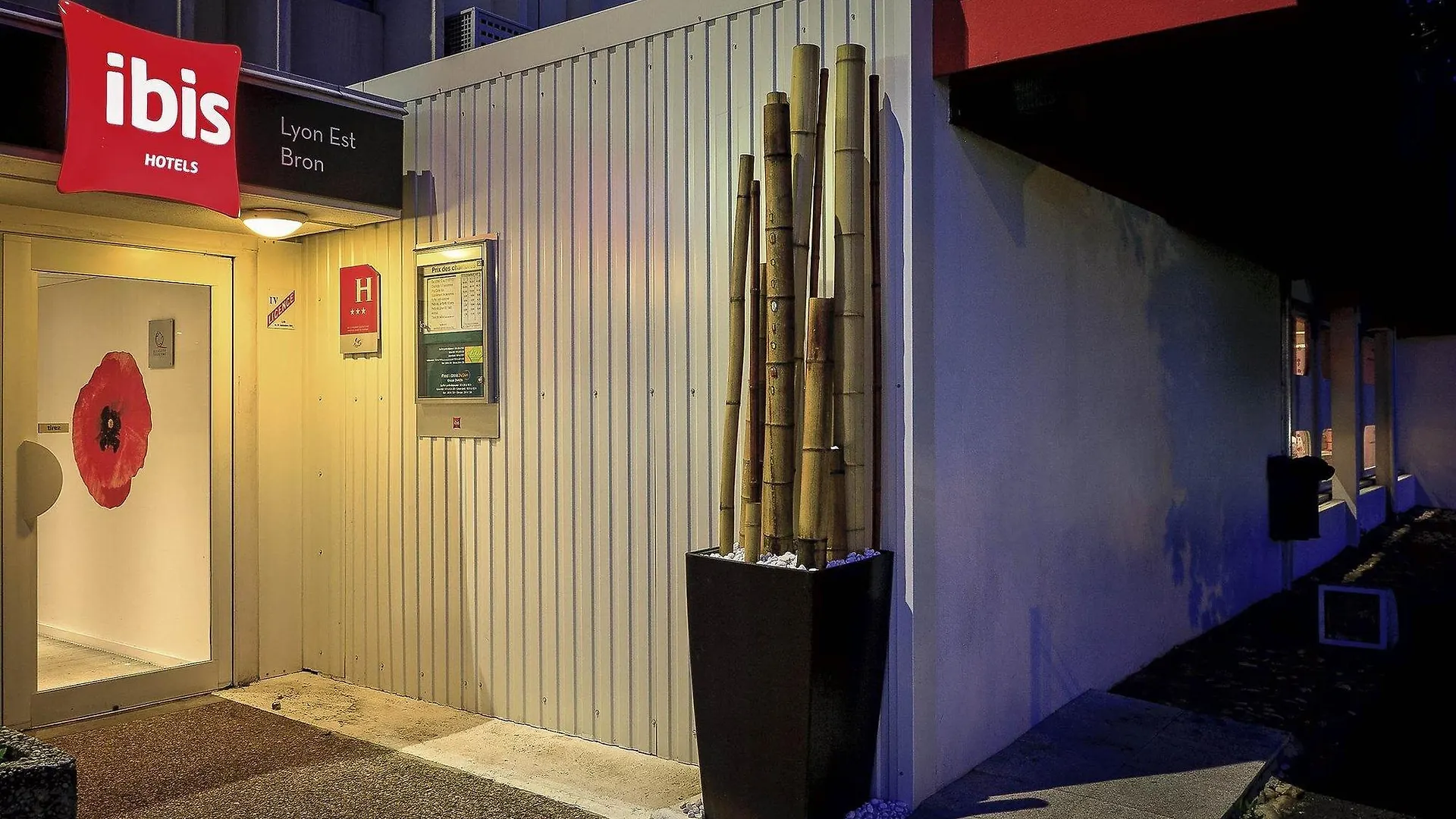 Ibis Lyon Est Bron Hotel