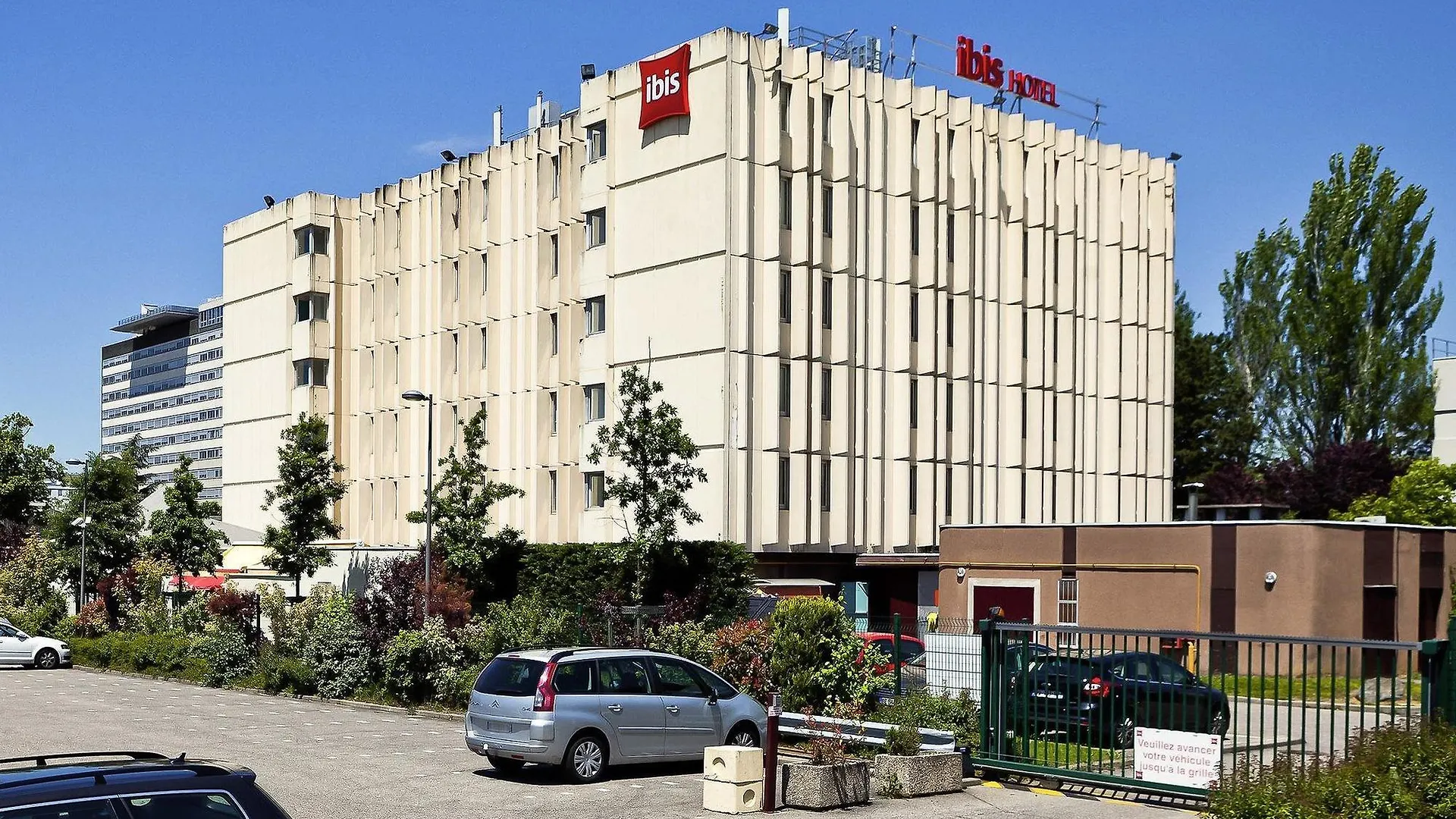 Ibis Lyon Est Bron Hotell