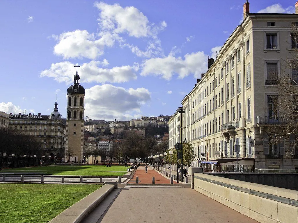 Ibis Lyon Est Bron Hotel